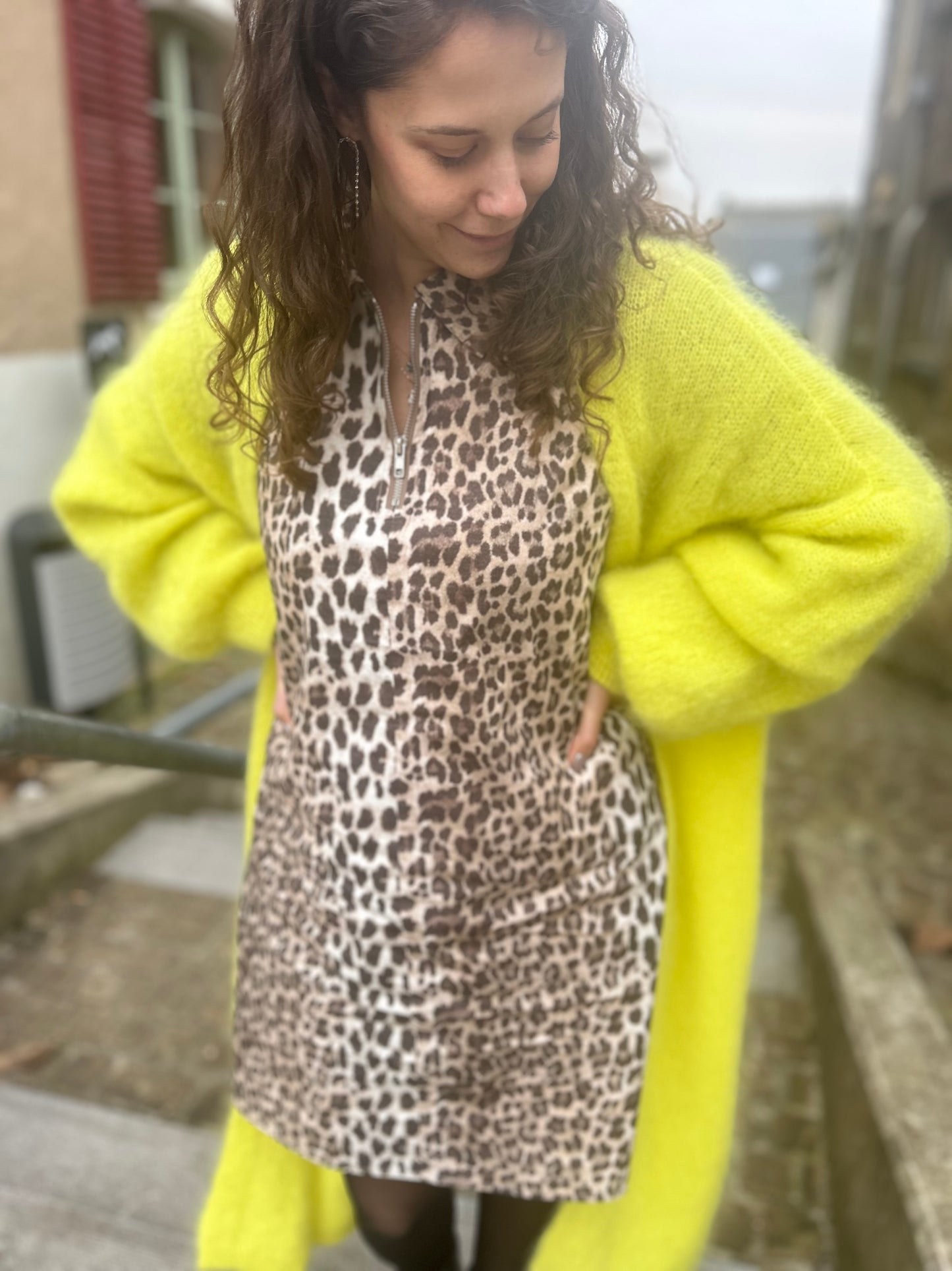 Robe léopard et long cardigan jaune en mohair Province de Luxembourg