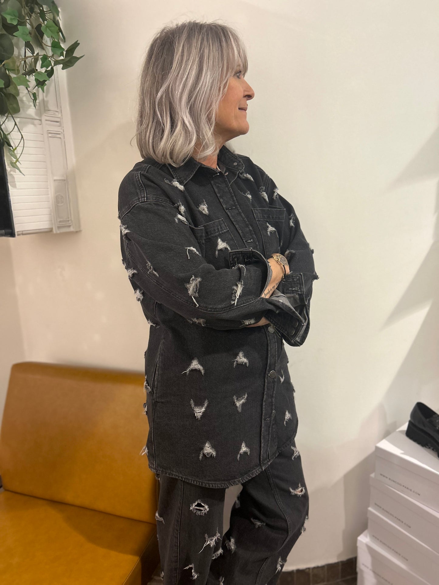 Chemise en jean gris avec têtes de buffle effilochées Alix the Label boutique femmes