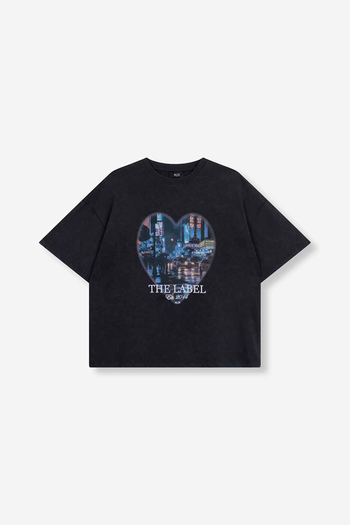 T-shirt gris anthracite Alix The Label en jersey délavé, coupe regular, avec imprimé coeur photoprint urbain sur le devant et petit logo taureau au dos.