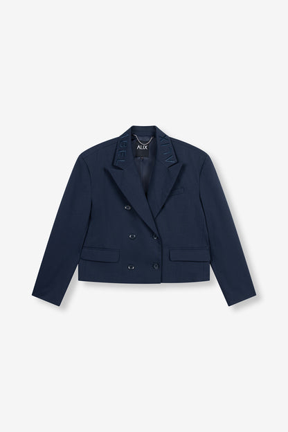 Blazer double boutonnage bleu marine Alix The Label vu de face avec broderie sur le col.