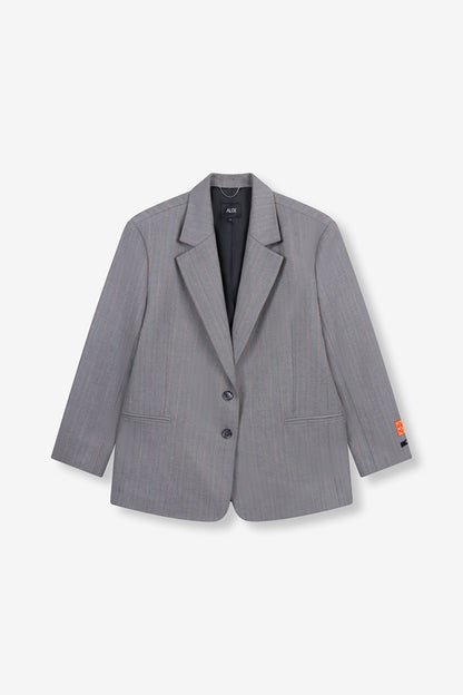 Blazer Grandad oversize gris Alix The Label vu de face avec broderie sur la manche et coupe structurée.