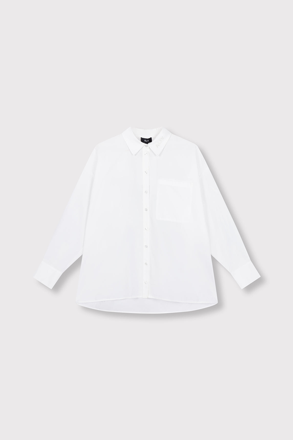 Blouse oversized blanche Alix The Label en coton avec broderies signature et poche poitrine