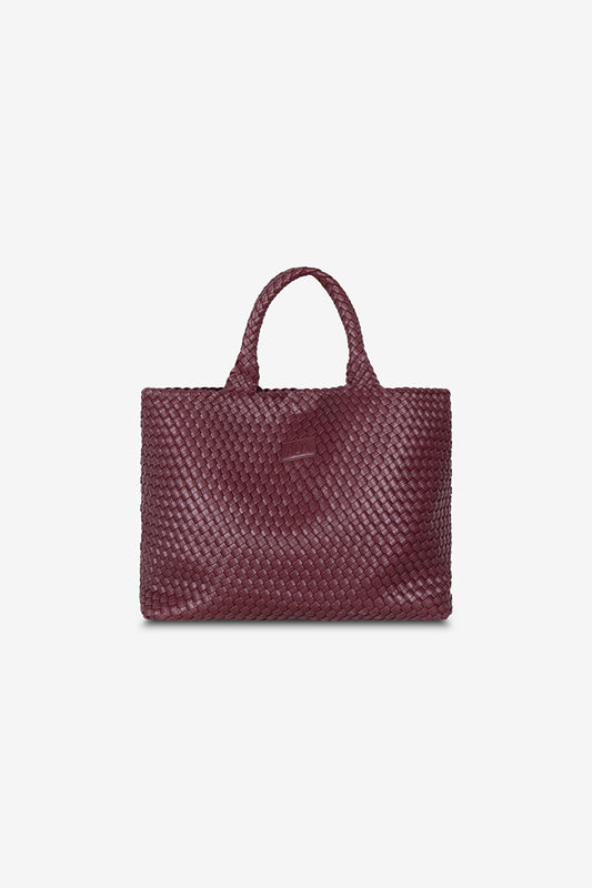 Braided Shopper en cuir vegan tressé couleur bordeaux avec patch ALIX à l'avant.