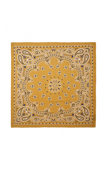 Foulard carré camel à motif paisley avec décorations sinueuses et studs métalliques