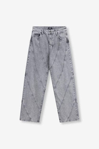 Cutseams denim pants Alix The Label en denim gris délavé avec coutures diagonales apparentes et coupe droite décontractée