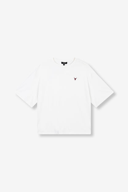 T-shirt blanc alix the label avec petit taureau bordeaux brodé sur la poitrine.