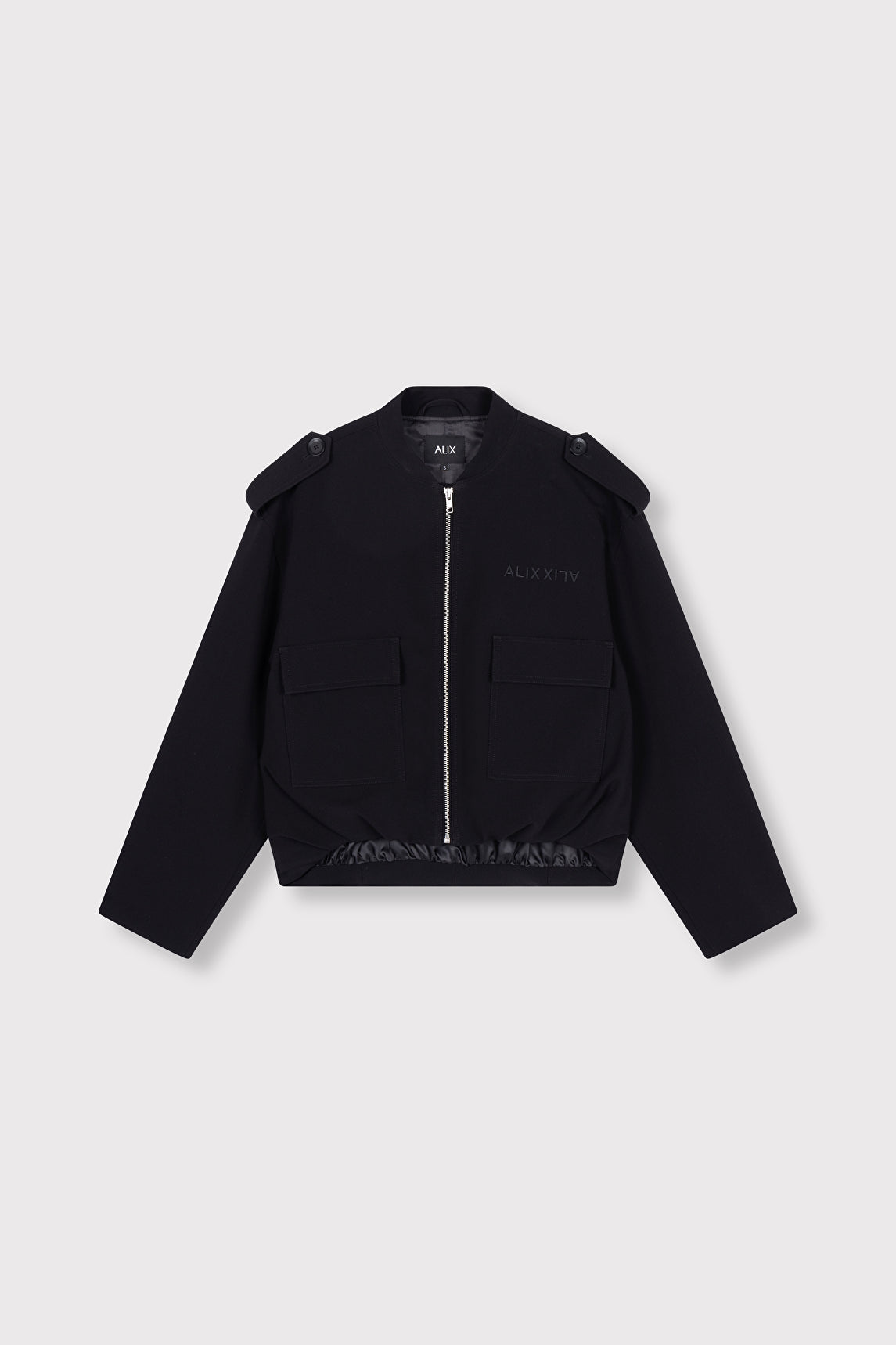 Veste Balloon noire Alix The Label, vue de facefermeture zippée et broderie ALIX sur la poitrine