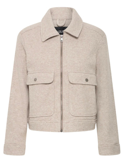 Veste Bondy de B.Young, modèle court beige avec col structuré, fermeture zippée et poches plaquées à rabat.