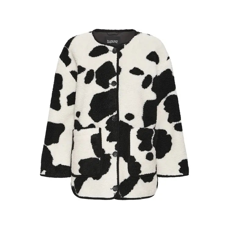 Veste Cotata de B.Young en fausse fourrure effet mouton, imprimé vache noir et blanc avec fermeture boutonnée et poches plaquées