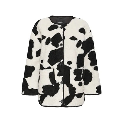 Veste Cotata de B.Young en fausse fourrure effet mouton, imprimé vache noir et blanc avec fermeture boutonnée et poches plaquées