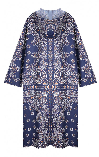 Veste imperméable longue Silves en bleu marine avec imprimé bandana écru et caramel, vue de dos avec capuche.